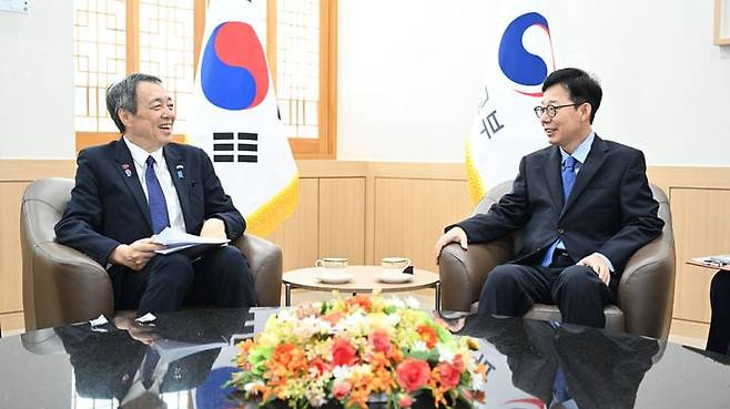 박윤주(오른쪽) 제1차관이 4일 서울 외교부 청사를 찾은 미즈시마 고이치 주한일본대사와 대화를 나누고 있다. 미즈시마 대사는 이날 지난달 취임한 박 차관에게 축하 메시지를 전하고 상견례를 하기 위해 청사를 방문했다. /뉴시스
