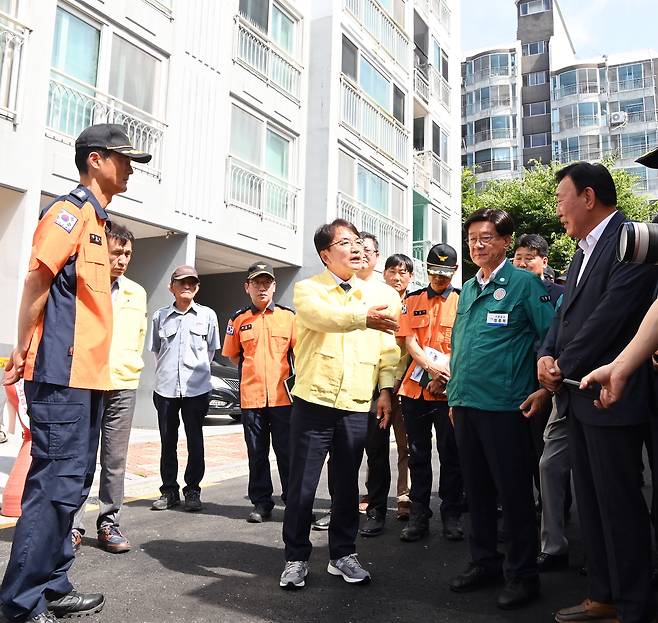 김광용 행정안전부 재난안전관리본부장이 4일 부산 기장군 아파트 화재 하고 현장을 방문해 소방 등 관계자로부터 사고 경위 등을 청취하고 철저한 원인 조사를 당부하고 있다. /뉴스1