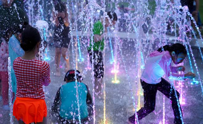 지난 2일 오후 제주시 시민복지타운광장 분수대에서 어린이들이 시원한 물줄기를 맞으며 더위를 식히고 있다./뉴시스