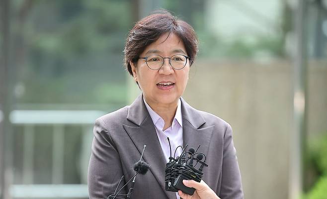 정은경 보건복지부 장관 후보자가 지난달 30일 오전 서울 중구 소월로 T타워에 마련된 인사청문회 준비 사무실로 출근하며 취재진의 질문에 답변하고 있다./뉴스1