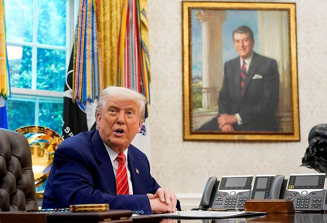 도널드 트럼프 미국 대통령이 워싱턴 DC 백악관 집무실에서 로널드 레이건 전 미국 대통령 초상화를 걸어두고 연설하고 있다. /연합뉴스