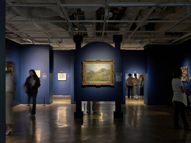 전시장 내 ‘인상주의 중심으로’ 섹션 중앙에 위치한 클로드 모네의 작품 ‘봄’(1875)(사진 세종문화회관 제공)