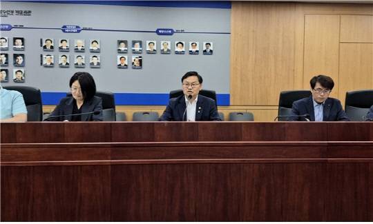 해수부 부산 이전 추진기획단 회의를 주재 중인 김성범 차관. 연합뉴스