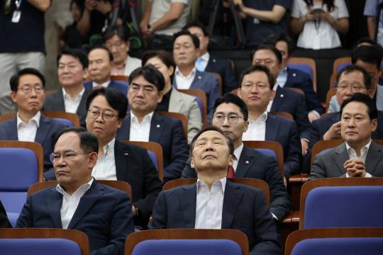 4일 서울 여의도 국회에서 열린 국민의힘 의원총회에서 의원들이 송언석 비상대책위원장 겸 원내대표의 발언을 듣고 있다. 연합뉴스