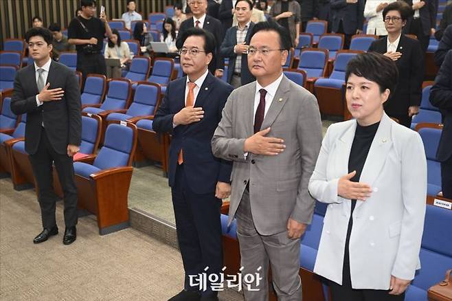 국민의힘 김용태 전 비상대책위원장과 송언석 원내대표 등이 지난달 27일 오전 서울 여의도 국회에서 열린 국민의힘 의원총회에서 국민의례를 하고 있다. ⓒ데일리안 홍금표 기자