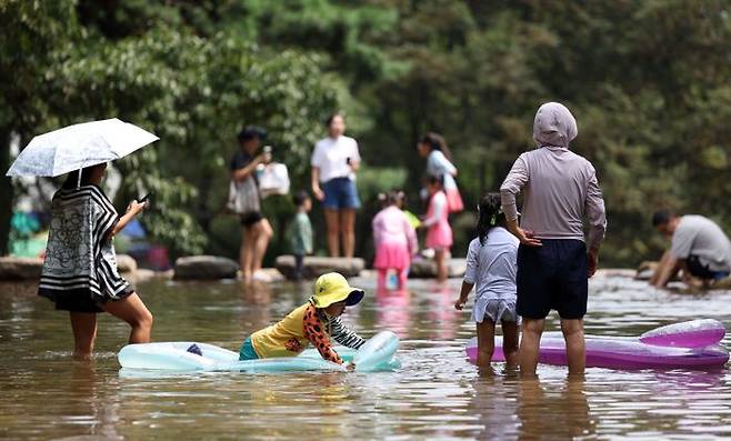 경기 과천시 과천향교 인근 계곡을 찾은 시민들이 물놀이를 하며 더위를 식히고 있다.ⓒ뉴시스