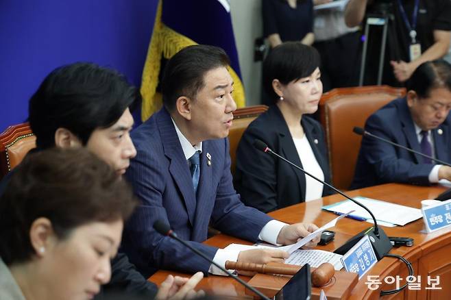 더불어민주당 김병기 당대표 직무대행 겸 원내대표가 30일 국회에서 열린 최고위원회의에 참석해 발언하고 있다. 박형기 기자 oneshot@donga.com