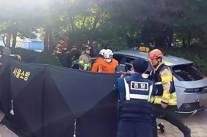 3일 오후 서울시 도봉구 방학동 방학 사거리 인근에서 택시가 인도를 덮치는 사고가 발생, 출동한 소방 대원들이 사고 현장을 수습하고 있다.   이 사고로 2명이 심정지로 병원으로 옮겨졌으며, 다수의 경상자도 발생한 것으로 알려지고 있다. (도봉소방서 제공)  2025.7.3/뉴스1