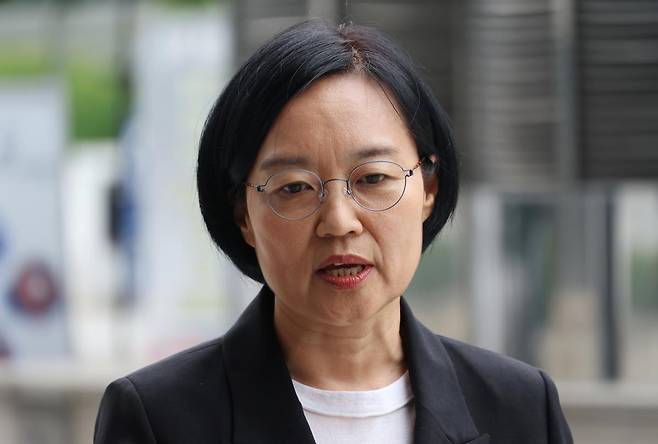 한성숙 중소벤처기업부 장관 후보자가 24일 서울 여의도 인사청문회 준비 사무실로 출근하던 중 취재진 질문에 답하고 있다. 2025.06.24. 서울=뉴시스