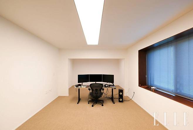 감독의 개인 작업실은 영화 〈토니 타키타니〉에 나오는 공간을 모티프로 목재 사용을 최대한 절제했다.