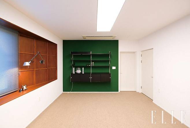 정면 벽에는 빔 프로젝터를 설치해 영상 시사회를 진행하며, 시선이 자연스럽게 집중되도록 계획했다.