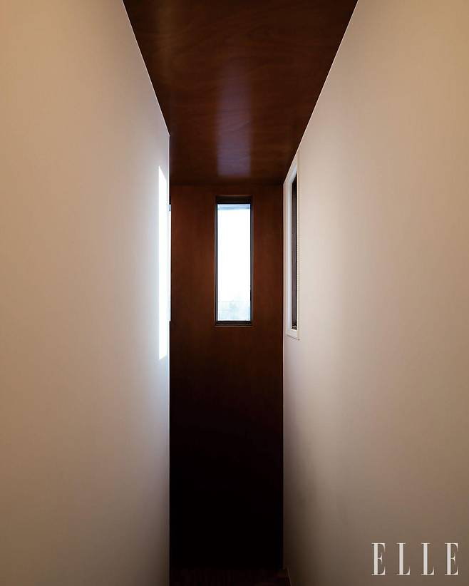 2층으로 향하는 계단 옆에 길게 낸 창은 단순한 풍경 창이 아니라, 관계를 매개하고 감각을 확장하는 틈으로 기능한다.