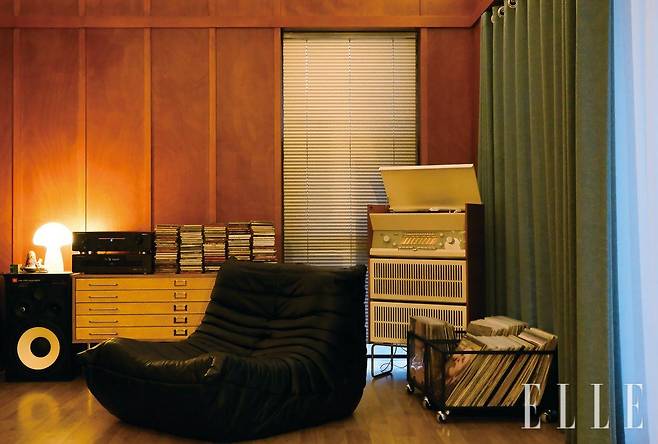 목공 벽의 나무 패널 폭은 오른쪽 세로 창의 너비에서 시작됐다. 일정한 간격으로 배열해 공간에 자연스러운 리듬감을 더했다.