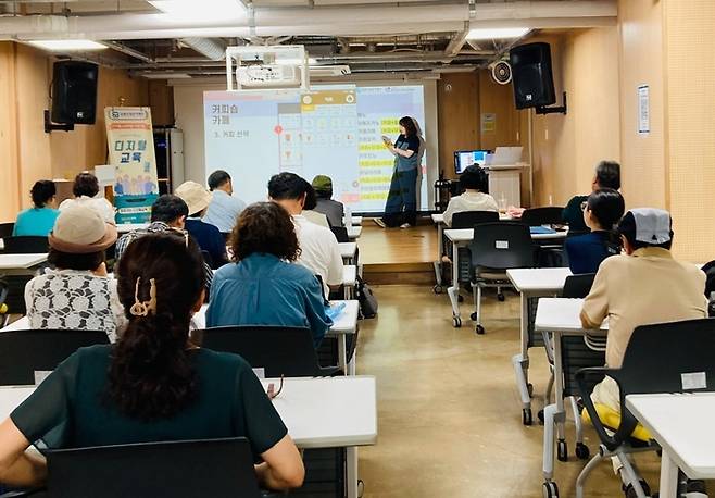 한국정보과학진흥협회는 50~70대 고령층을 대상으로 디지털 문해교육사 양성교육 진행 중이다.