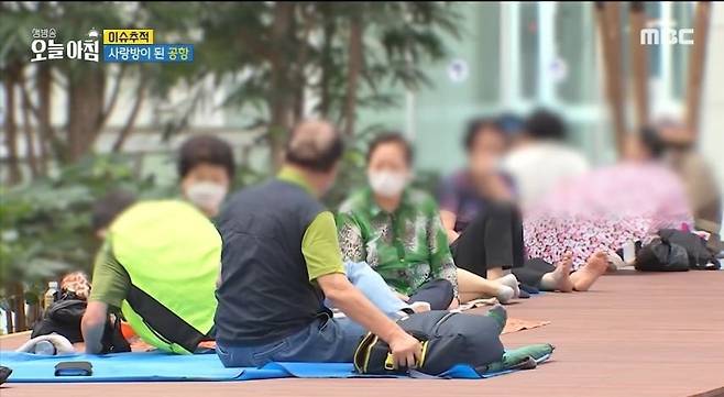 노인들의 성지가 되어버린 인천공항...jpg