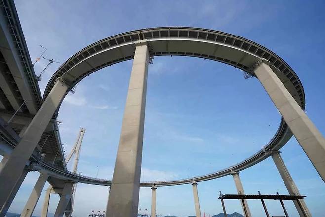 newtheory-20250704-142734-003.jpg 고소공포증 때문에 차에서 내린 운전자 ㄷㄷㄷ