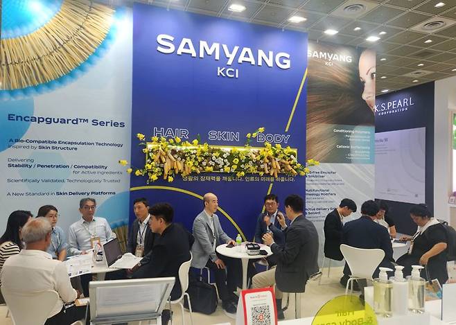 서울 강남구 코엑스에서 열린 '인코스메틱스 코리아2025'에 참가한 삼양케이씨아이 부스에서 다양한 국가의 화장품 브랜드, 전문가들이 부스를 방문해 상담하고 있다. 삼양그룹제공