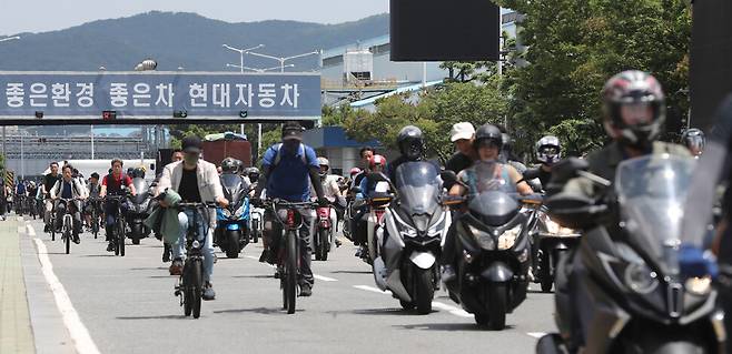 현대자동차는 2019년부터 재고용 제도를 시행하고 있는데, 회사 쪽도 숙련기술을 가진 인력을 상대적으로 낮은 비용으로 확보할 수 있기 때문에 이 제도를 마다할 이유가 없다. 2023년 7월 현대차 울산공장에서 노동자들이 퇴근하고 있다. 연합뉴스