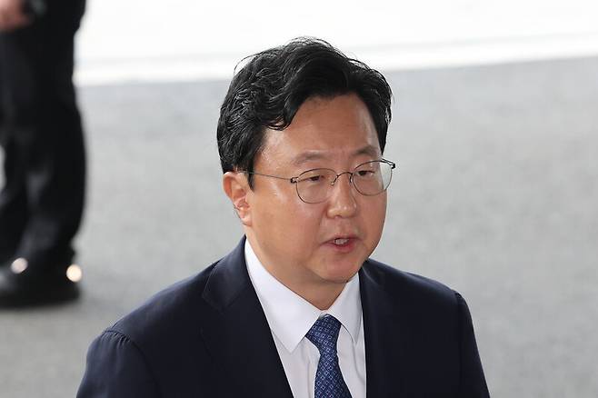 정진우 서울중앙지검장이 4일 오전 서울 서초구 서울중앙지검으로 출근하며 취재진의 질문에 답하고 있다. 김영원 기자 forever@hani.co.kr