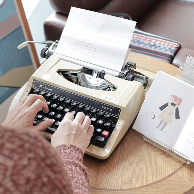 책방지기는 타자기로 책에 남길 메시지를 기입한다.