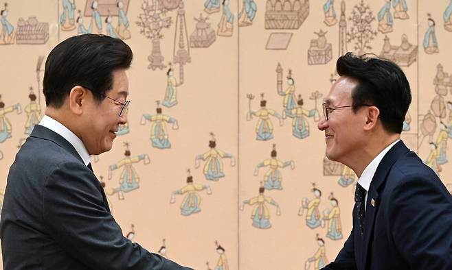 이재명 대통령이 4일 오전 서울 용산 대통령실 청사에서 김민석 국무총리에게 임명장을 수여한 뒤 악수하고 있다. 대통령실사진기자단