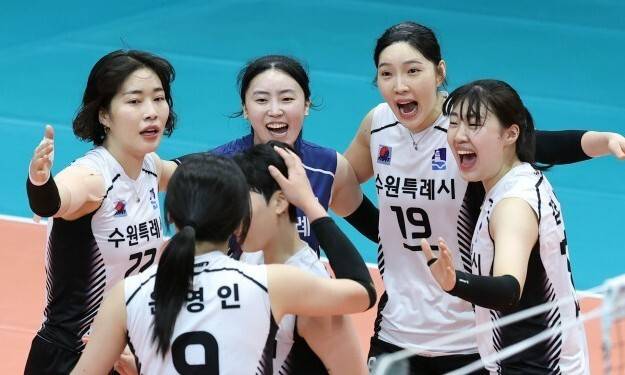 수원시청 선수들이 4일 충북 단양국민체육센터에서 열린 정관장과의 경기에서 득점에 성공한 뒤 기뻐하고 있다. 한국실업배구연맹 제공