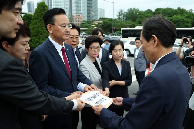 유상범 국민의힘 원내운영수석부대표와 김은혜 원내정책수석부대표가 4일 서울 용산 대통령실 정문에서 우상호 정무수석에게 더불어민주당 대통령실 특수활동비 증액 추진 관련 항의서한을 전달하고 있다. 공동취재사진