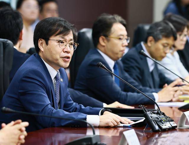여한구 산업통상자원부 통상교섭본부장이 3일 서울 종로구 한국무역보험공사 대회의실에서 관계부처 등이 참석한 가운데 열린 제48차 통상추진위원회를 주재하고 있다. 산업통상자원부 제공