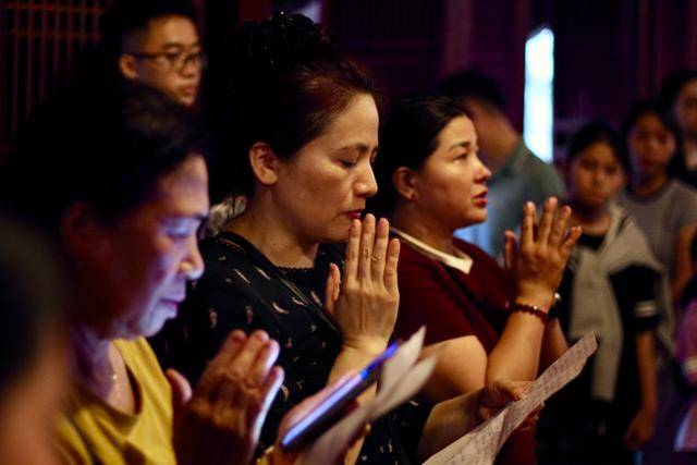 베트남판 '수능'인 전국 고등학교 졸업 시험을 사흘 앞둔 지난달 23일, 베트남 최초의 대학인 하노이 문묘에서 학부모들이 자녀의 시험 합격을 기원하며 기도하고 있다. 하노이=허경주 특파원