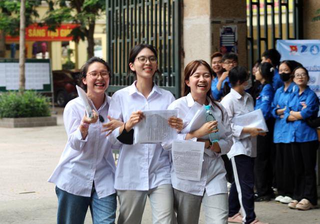 베트남 전국 고등학교 졸업 시험 첫날인 지난달 26일 베트남 하노이에서 세 여학생이 밝은 표정으로 수험장을 나서고 있다. 하노이=허경주 특파원
