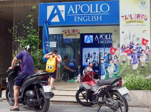 지난달 23일 오전 베트남 하노이에서 한 어린이가 영어 학원으로 향하고 있다. 방학임에도 이른 아침부터 학원을 찾는 학생이 적지 않다. 하노이=허경주 특파원