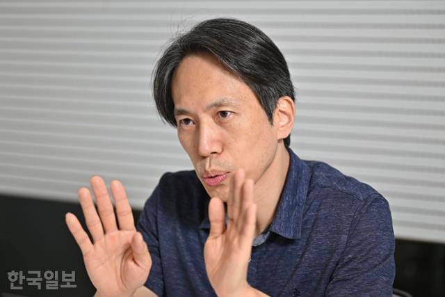 문재영 세종충남대병원 중환자의학과 교수가 5월 서울 중구 한국일보에서 본보와 인터뷰하고 있다. 정다빈 기자