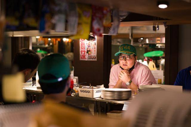 서울 을지로 '실비바 파도'의 김현기 대표가 주방 셰프들과 이야기하고 있다. '실비바 파도'는 경남 마산, 통영의 '당일바리' 수산물로 요리하는 것을 원칙으로 한다. 장준우 제공