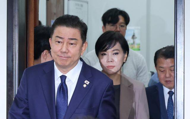 김병기(맨 앞) 더불어민주당 대표 직무대행 겸 원내대표와 전현희, 김병주 최고위원이 4일 서울 여의도 국회에서 열린 최고위원회의에 입장하고 있다. 뉴스1