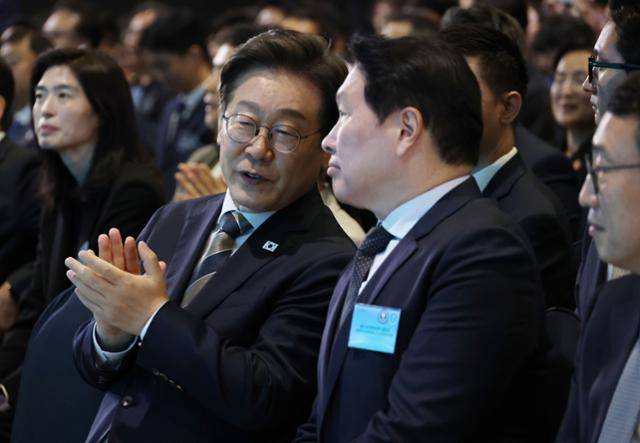 이재명 대통령이 20일 울산전시컨벤션센터에서 열린 '대한민국 AI 고속도로, 울산 AI데이터센터 출범식'에서 최태원 SK 회장과 대화하고 있다. 왕태석 선임기자
