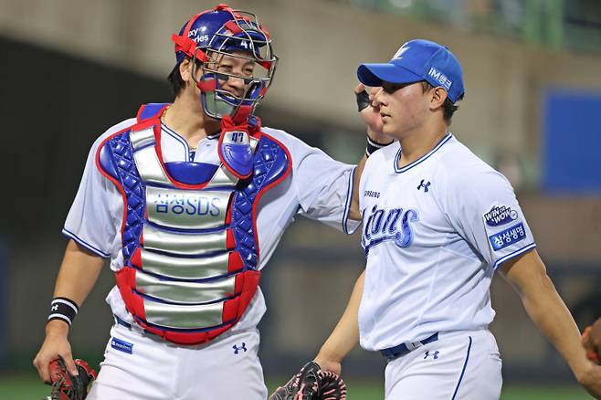 신인 배찬승을 격려하는 강민호. 삼성 제공