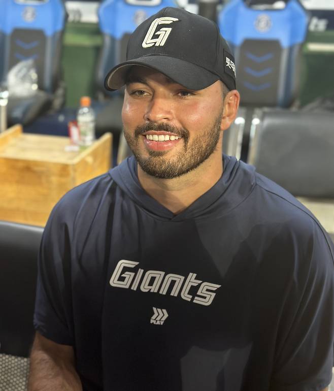 감보아가 2일 사직 LG전 승리 후 취재진과 인터뷰를 하고 있다. 부산=이형석 기자&nbsp;