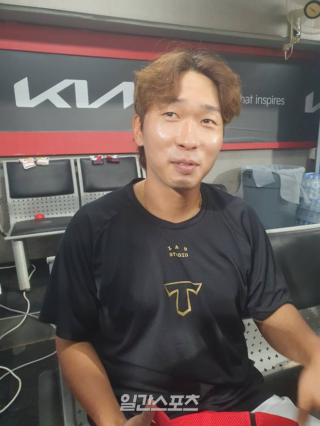 3일 광주 SSG전에서 결승타를 때려낸 뒤 취재진과 인터뷰하는 고종욱. 광주=배중현 기자