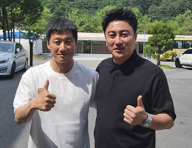 안정환(오른쪽) 대학축구연맹 UNIV PRO 총괄 디렉터와 이정효 광주FC 감독. 사진=대학축구 공동취재단