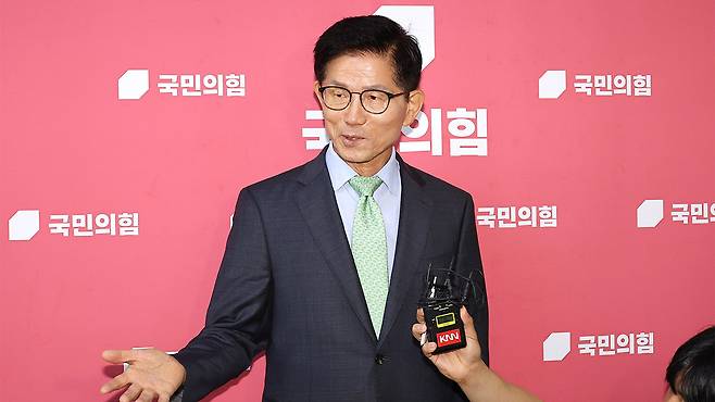 질문에 답변하는 김문수 전 대선 후보