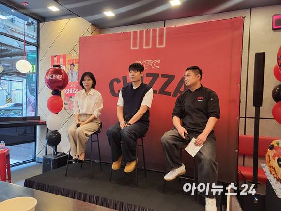 (왼쪽부터) 백민정 KFC코리아 마케팅총괄(CMO) 이사, 최현석 셰프, 전영욱 KFC코리아 연구개발(R&D)센터 팀장. [사진=정승필 기자]
