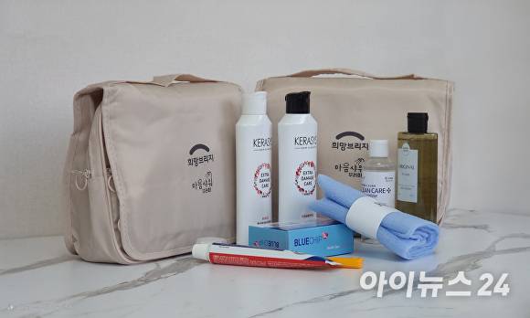 지난 1일 가람재가노인통합지원센터가 여름철 감염병에 취약한 어르신들을 위해 개인위생용품이 담긴 '마음샤워꾸러미'를 전달했다. [사진=가람재가노인통합지원센터]