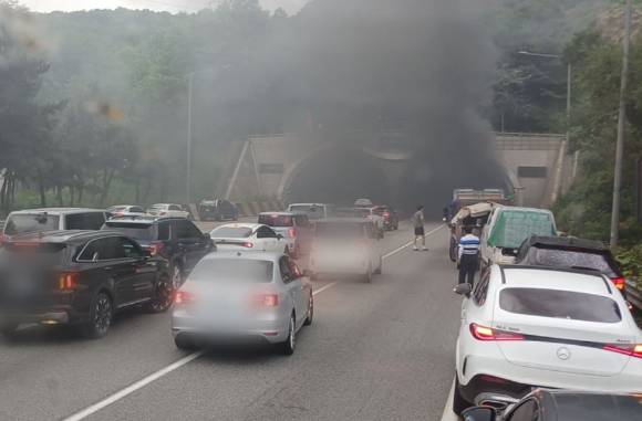 경기도 시흥시 한 고속도로 터널에서 차량 화재가 발생해 도로가 전면 통제 중이다. 사진은 사고 현장. [사진=독자 제공, 연합뉴스]