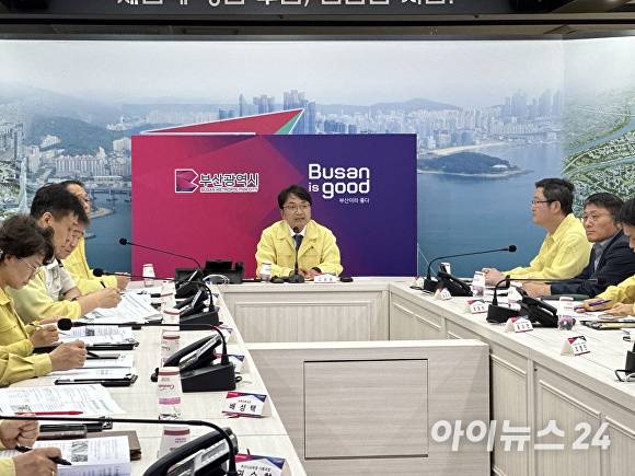 김광용 행정안전부 재난안전관리본부장(가운데)이 4일 부산광역시청에서 화재사고 재발방지 대책회의를 주재하고 있다. [사진=정예진 기자]