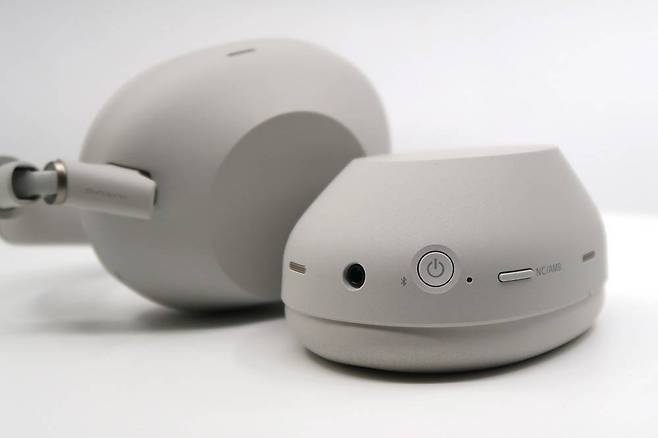 전원 버튼을 오목하게 만들어 쉽게 구분할 수 있다 / 출처=IT동아