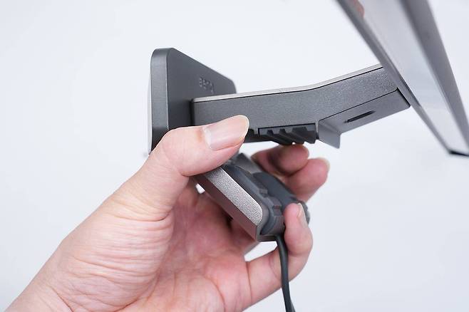 모니터 조명 설치도 복잡한 도구가 필요 없다. 조명을 모니터 위에 올린 후 클립을 뒤로 젖혀 고정하면 된다 / 출처=IT동아