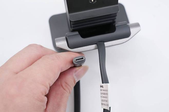 USB-C 규격 장치로 전원을 공급 받는다. PC에 연결해도 되지만 안정적인 출력을 위해 전원 어댑터 사용을 권장한다 / 출처=IT동아