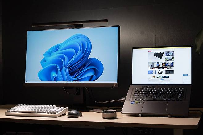 스크린바 헤일로 2는 저조도 환경에서 PC 사용이 잦은 사람을 겨냥한 모니터 조명이다 / 출처=IT동아