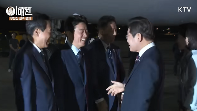 지난 19일 새벽 이 대통령이 G7 순방을 마치고 귀국하며 강훈실 실장에 '나 없어서 좋았다면서요'라고 농담을 건네자 강 실장이 보인 반응 (KTV 국회방송)