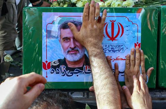 2025년 6월 28일, 이란 수도 테헤란 엔켈랍 광장에서 이스라엘의 공습으로 사망한 이란 혁명수비대 사령관의 관을 만지는 사람들. AFP=연합뉴스